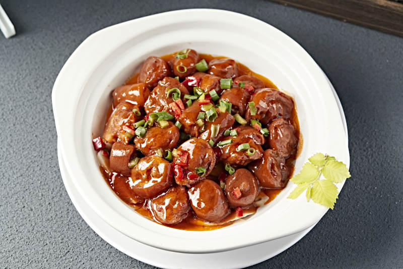 砂锅装的红烧香辣猪尾图片