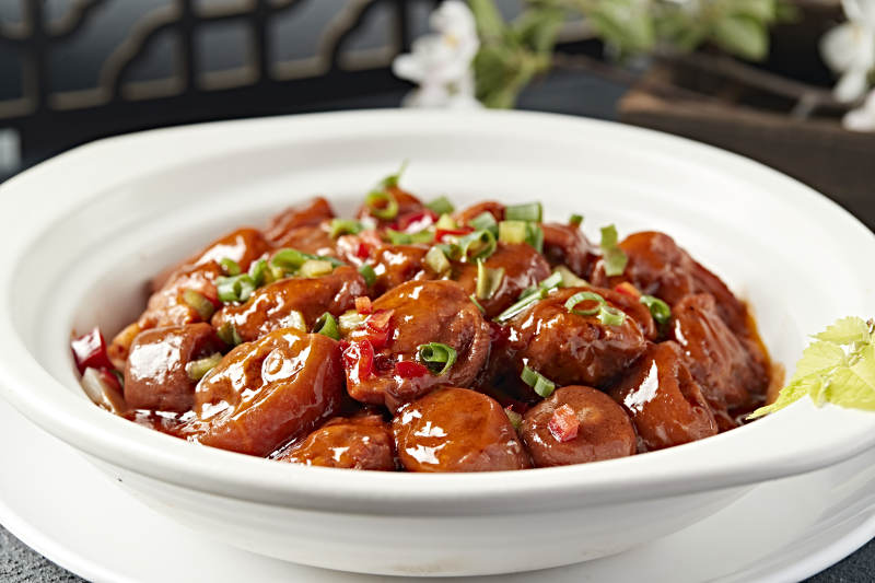 砂锅装的红烧香辣猪尾图片
