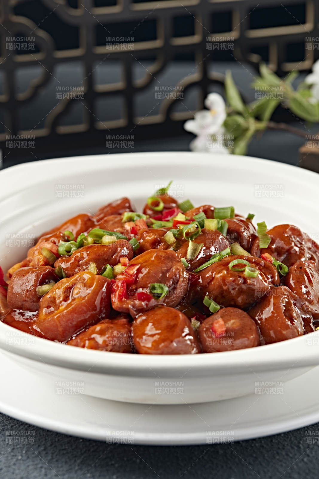 砂锅装的红烧香辣猪尾图片