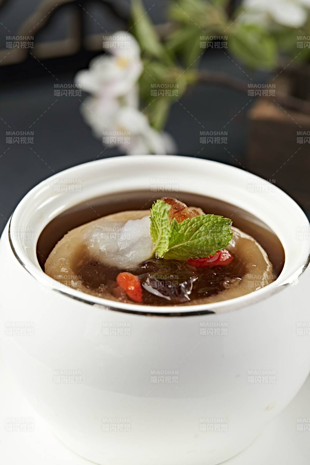 雪蛤燕窝桃胶冰糖炖雪梨图片