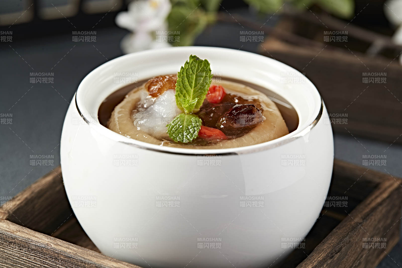 雪蛤燕窝桃胶冰糖炖雪梨图片