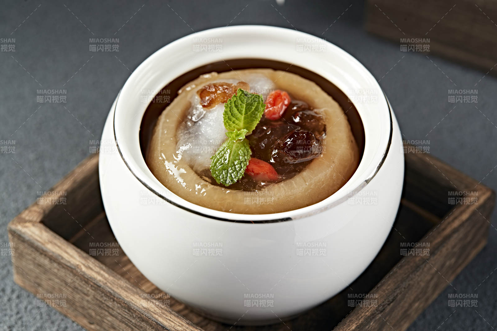 雪蛤燕窝桃胶冰糖炖雪梨图片