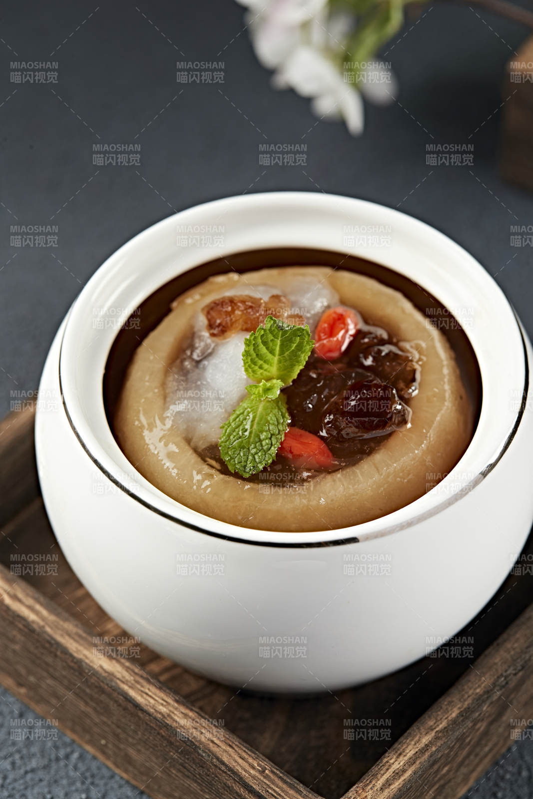 雪蛤燕窝桃胶冰糖炖雪梨图片