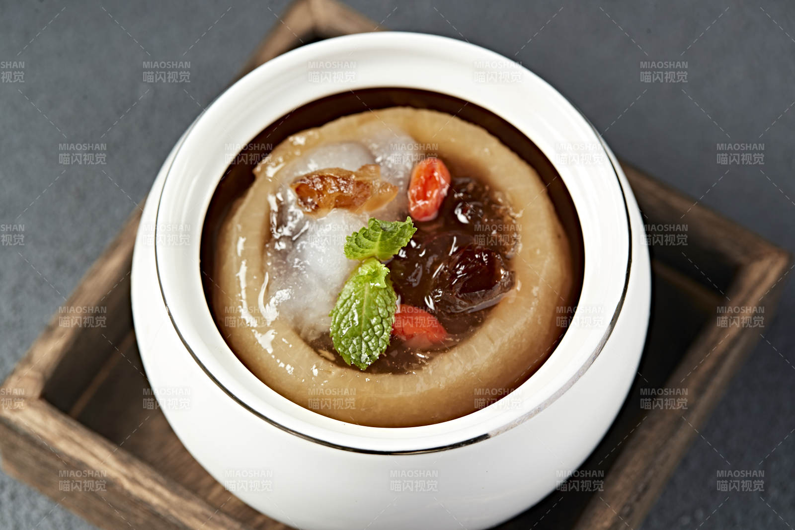 雪蛤燕窝桃胶冰糖炖雪梨图片