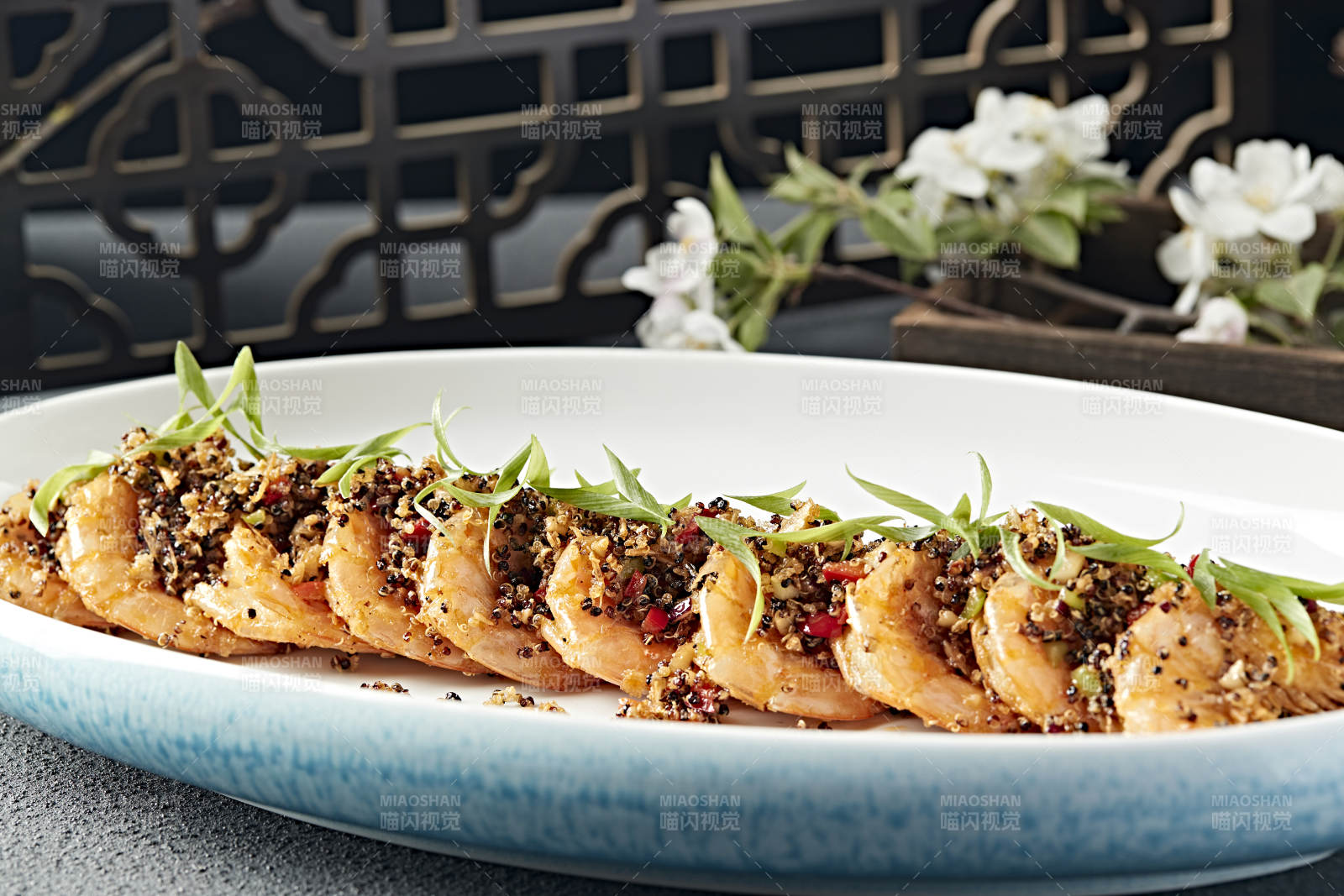 香辣藜麦碎配油炸开背大虾图片