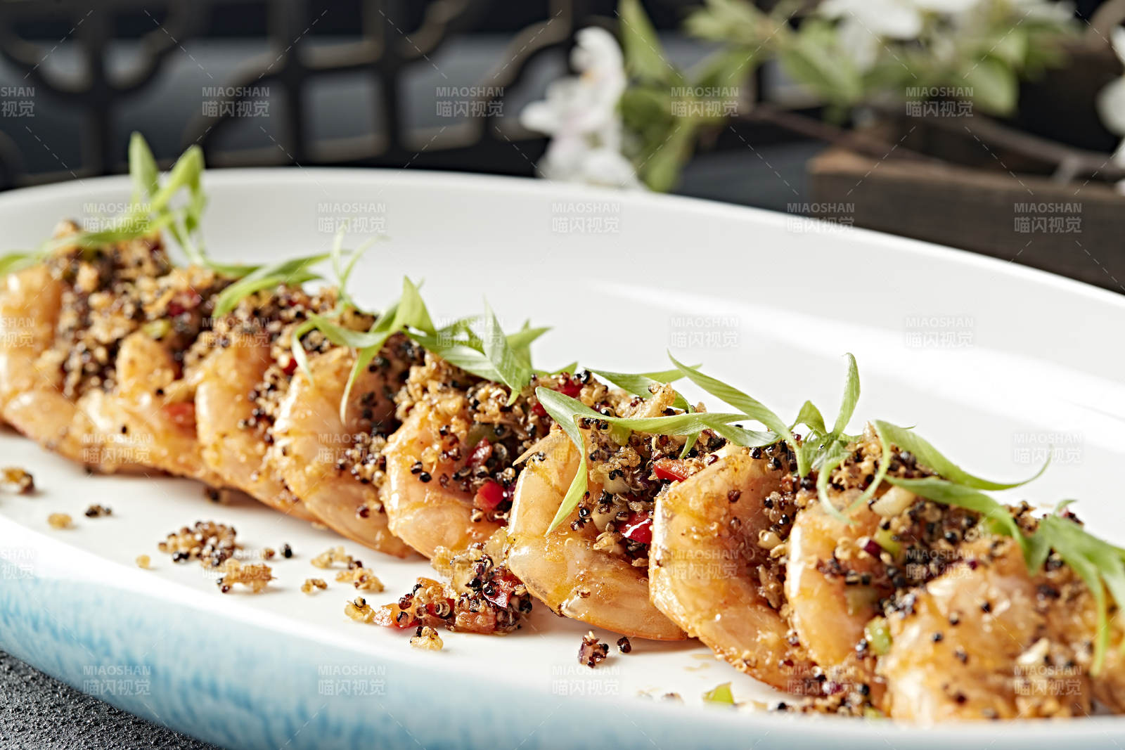 香辣藜麦碎配油炸开背大虾图片