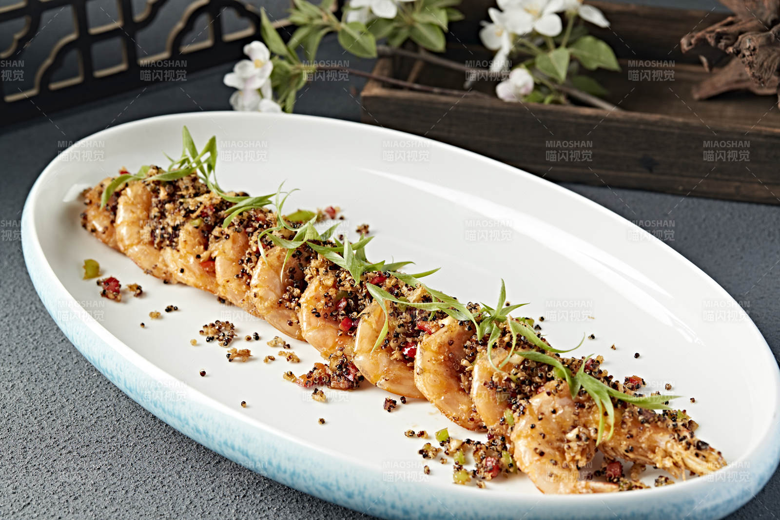 香辣藜麦碎配油炸开背大虾图片