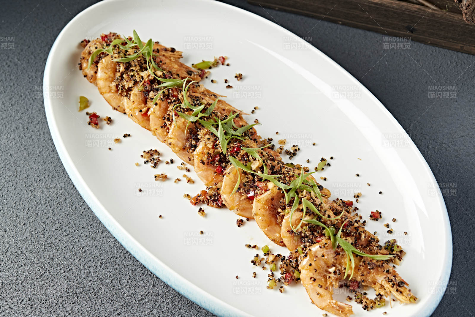 香辣藜麦碎配油炸开背大虾图片