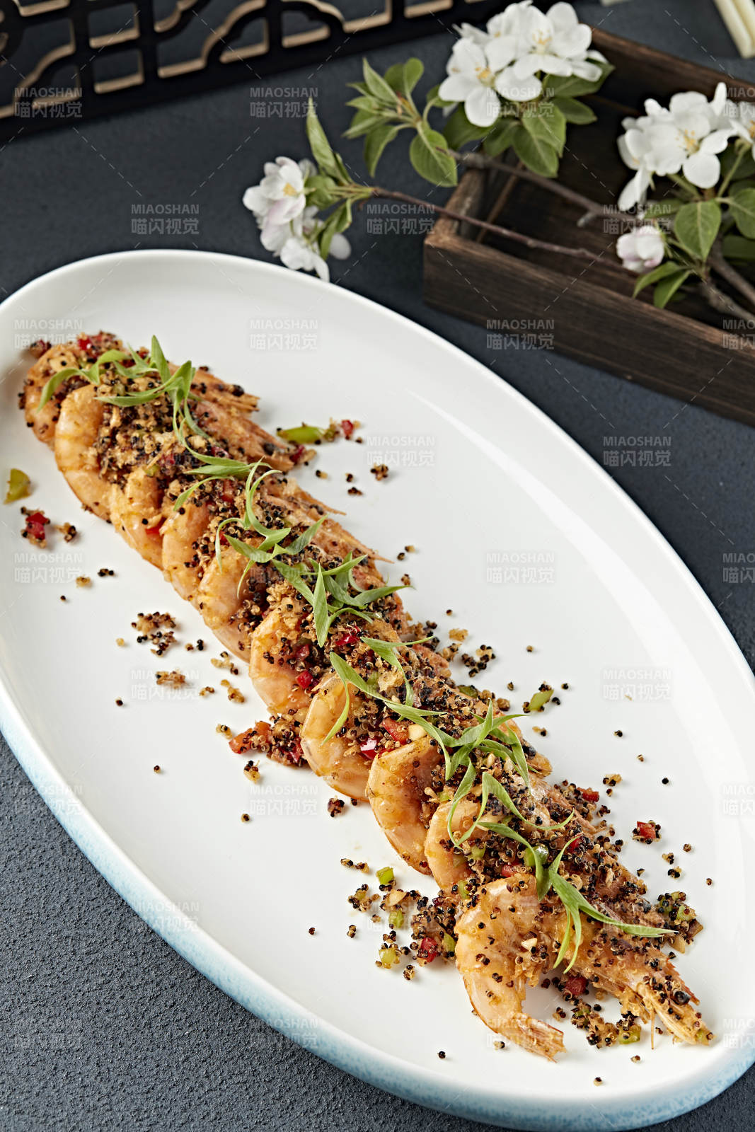 香辣藜麦碎配油炸开背大虾图片