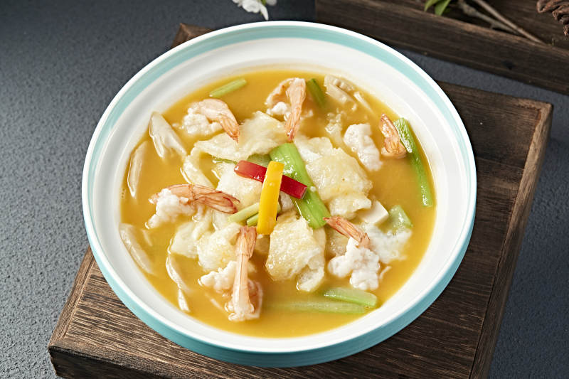 彩椒丝瓜浓汤冬笋花胶烩大虾图片