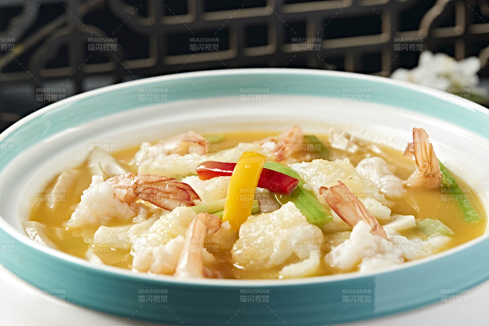 彩椒丝瓜浓汤冬笋花胶烩大虾图片