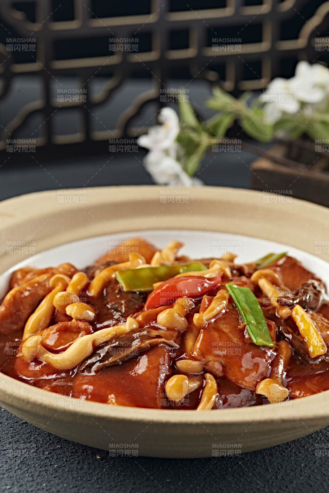 砂锅红焖浓汁海鲜菇油炸日式豆腐图片