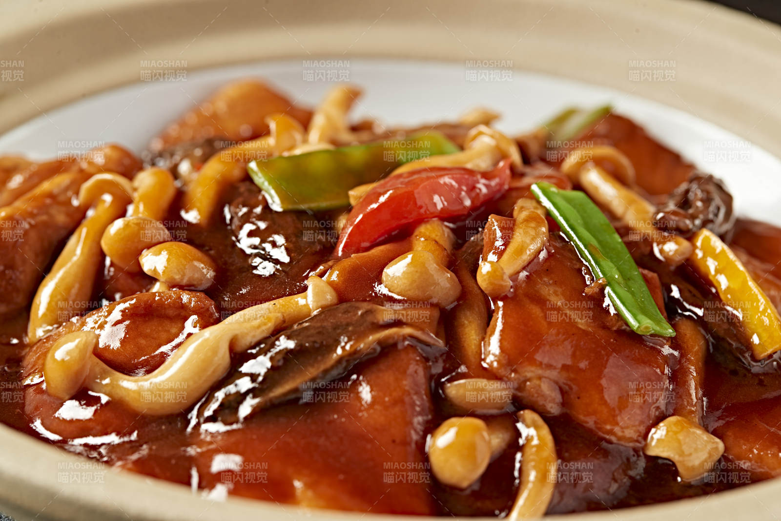 砂锅红焖浓汁海鲜菇油炸日式豆腐图片