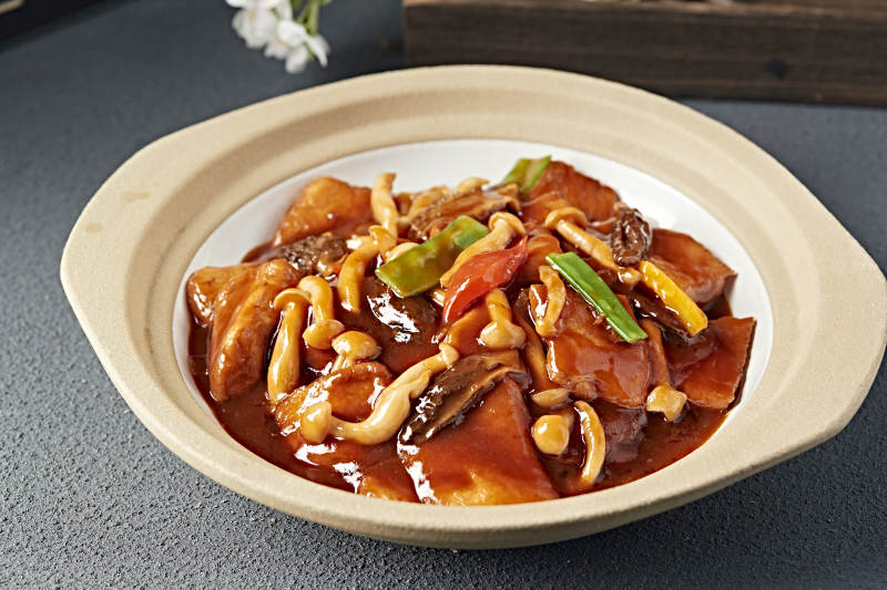 砂锅红焖浓汁海鲜菇油炸日式豆腐图片