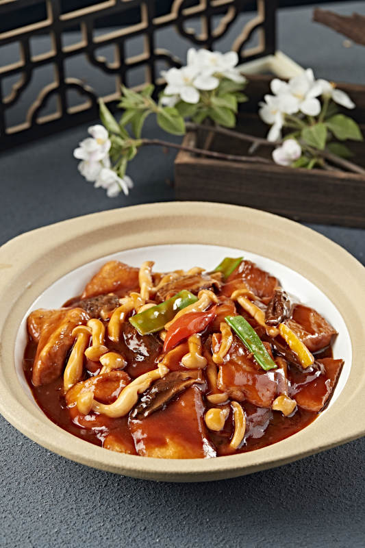 砂锅红焖浓汁海鲜菇油炸日式豆腐图片