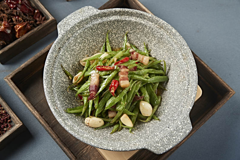 石锅蒜香蒜子五花肉烧豆角丝图片