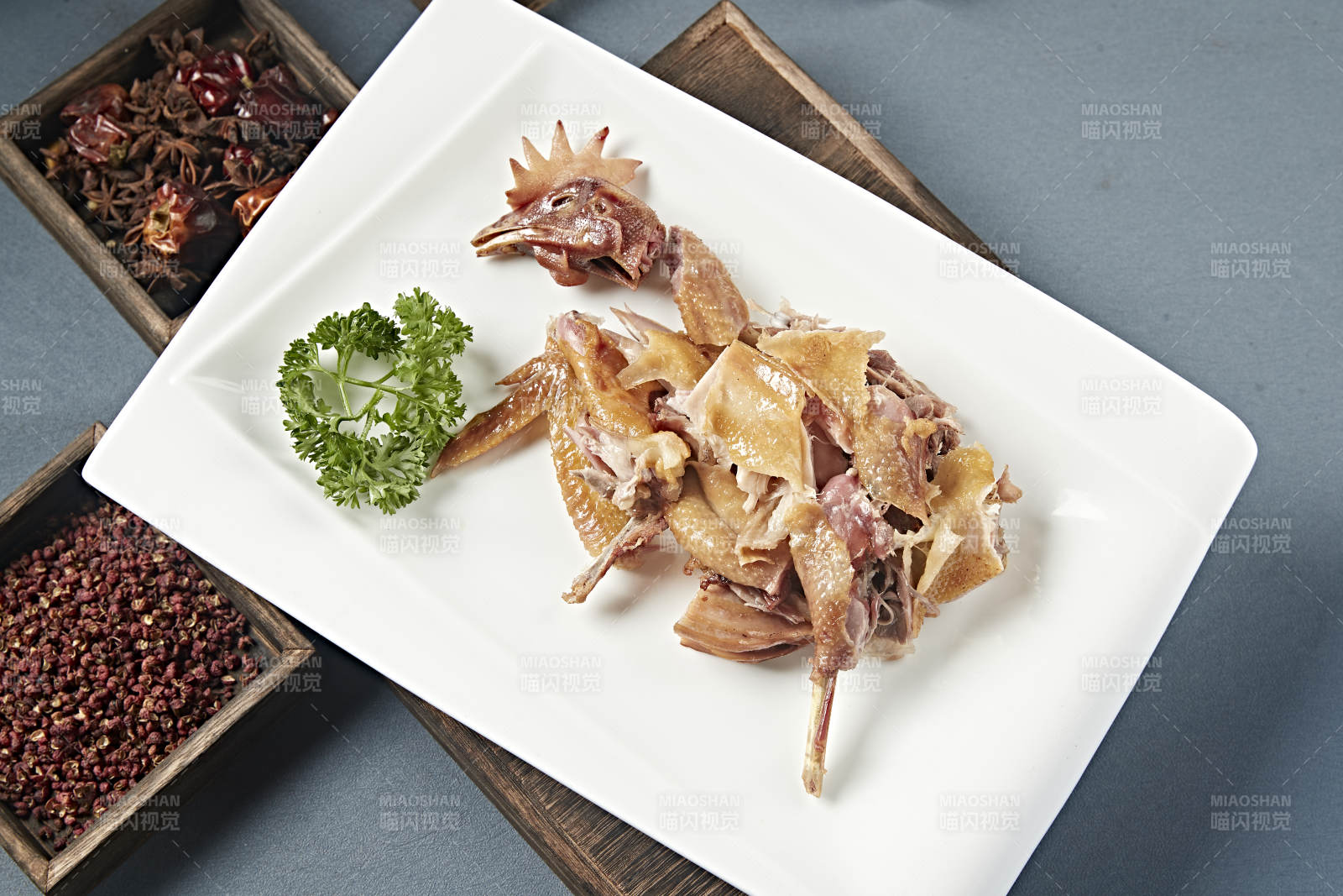 半只手撕卤味烧鸡图片