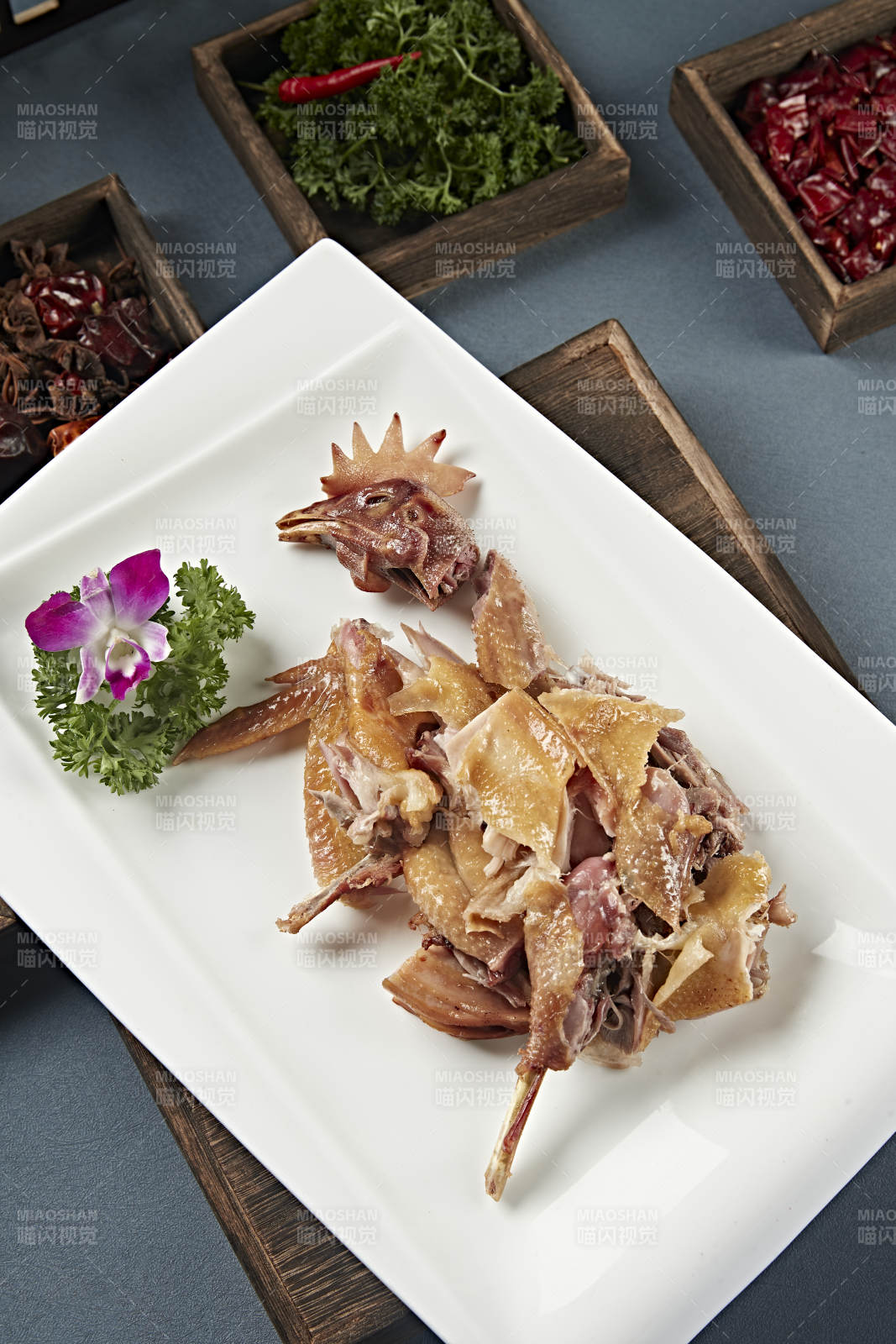 半只手撕卤味烧鸡图片