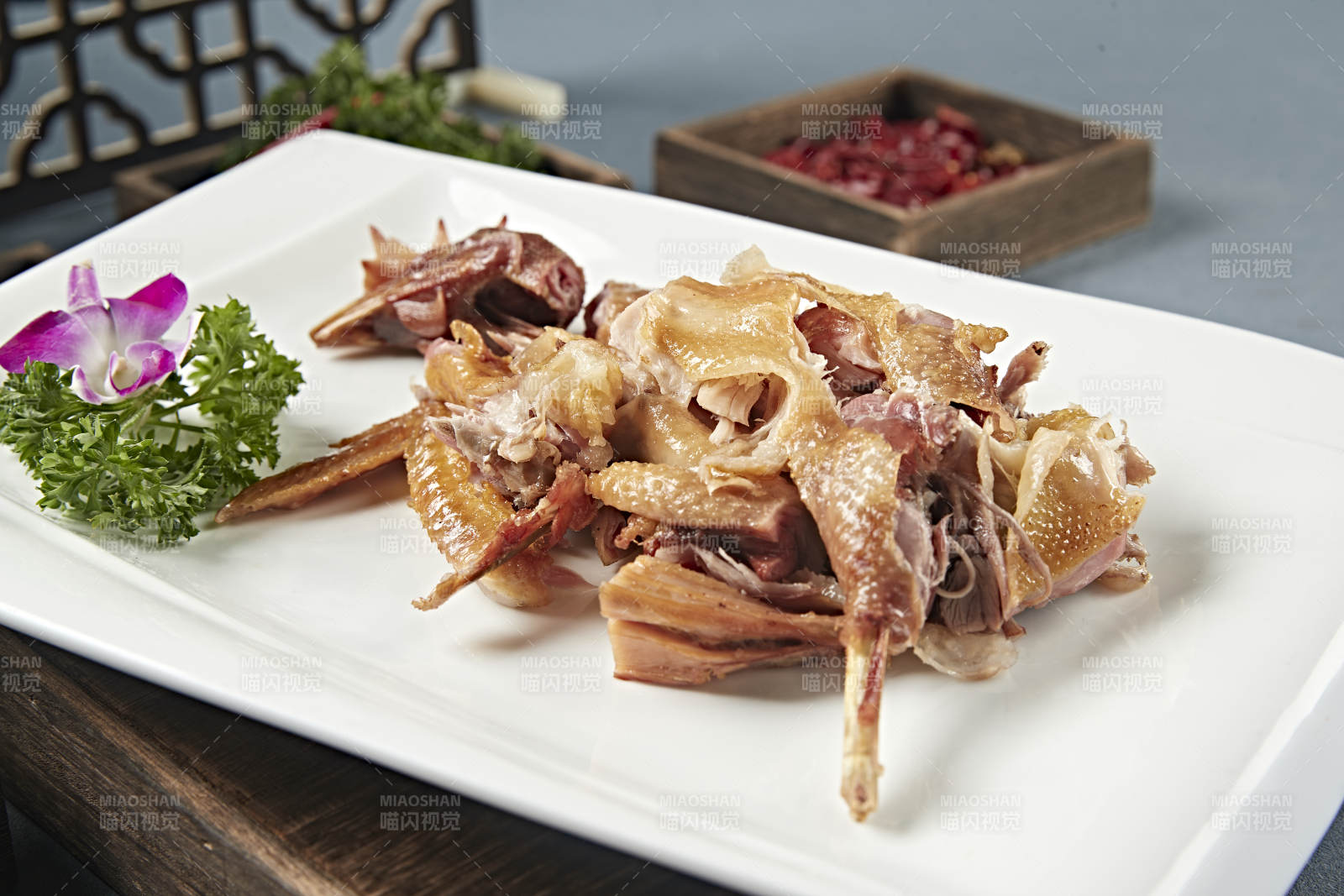 半只手撕卤味烧鸡图片