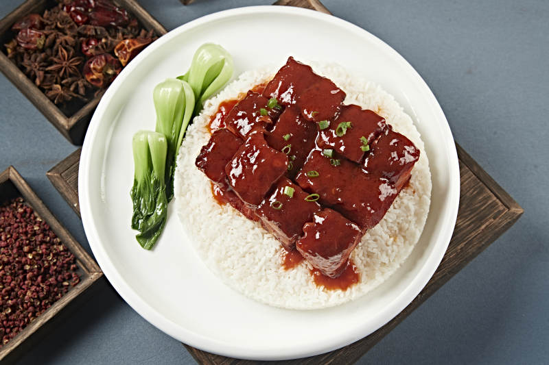 红烧五花肉配大白米饭图片