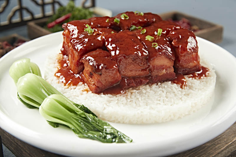 红烧五花肉配大白米饭图片
