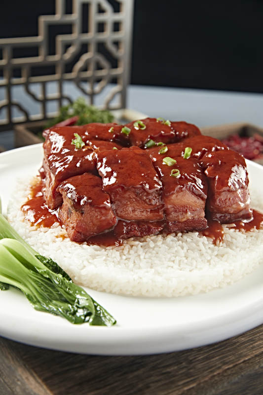 红烧五花肉配大白米饭图片