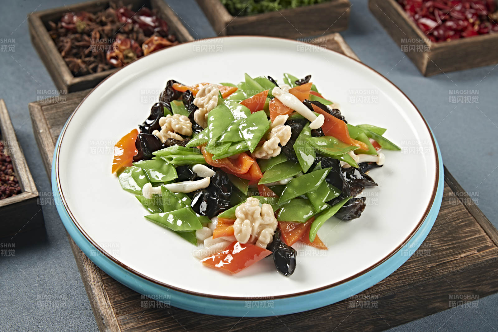 合炒荷兰豆彩椒木耳海鲜菇烩桃仁图片