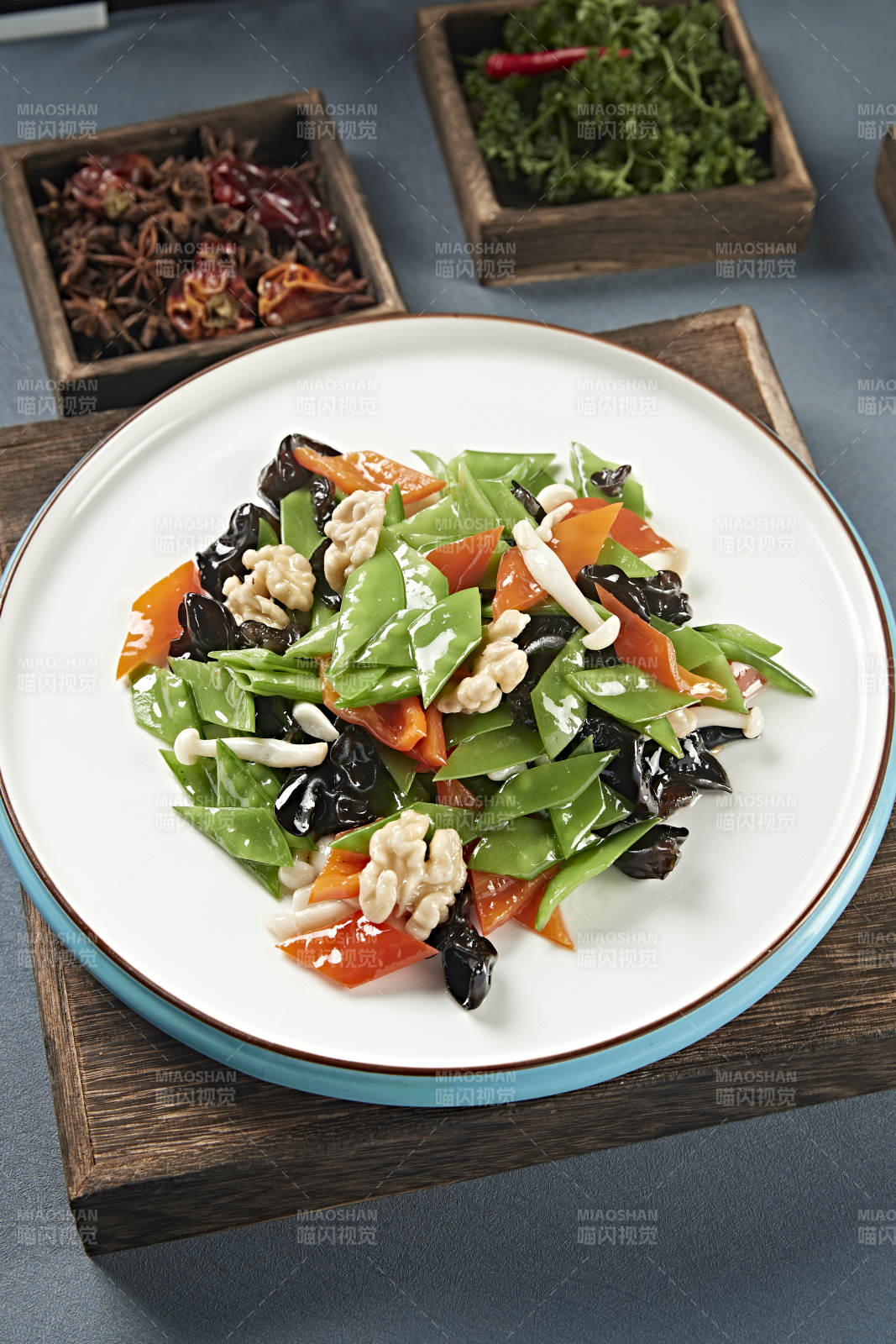 合炒荷兰豆彩椒木耳海鲜菇烩桃仁图片