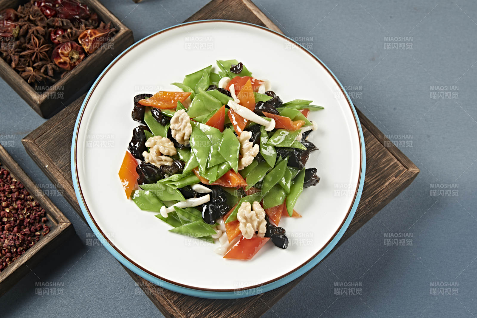 合炒荷兰豆彩椒木耳海鲜菇烩桃仁图片