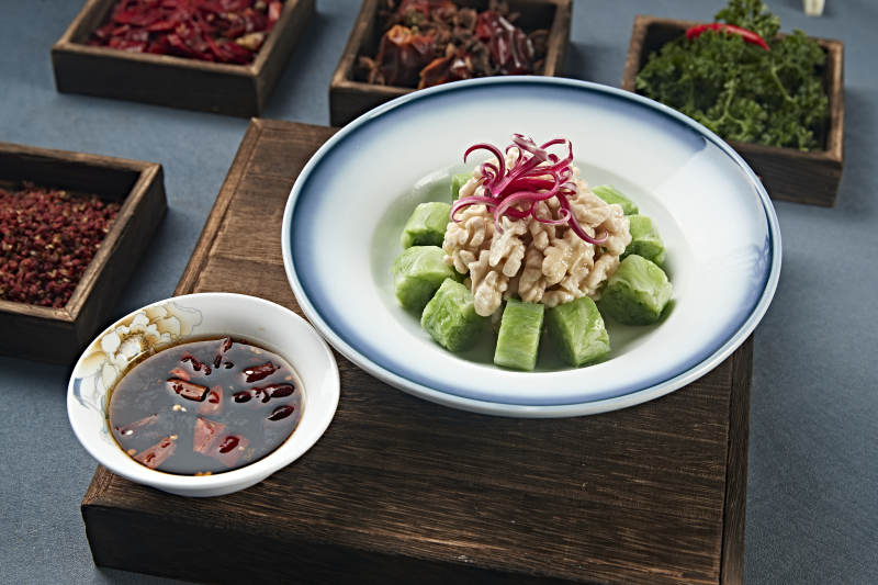 蘸汁卤香桃仁配菜卷图片