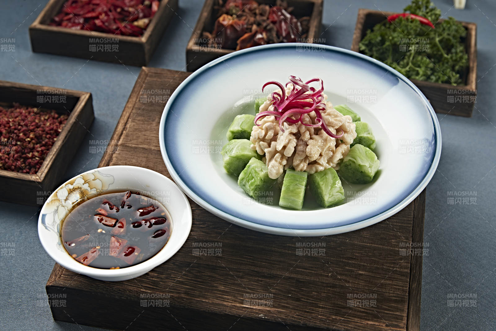 蘸汁卤香桃仁配菜卷图片