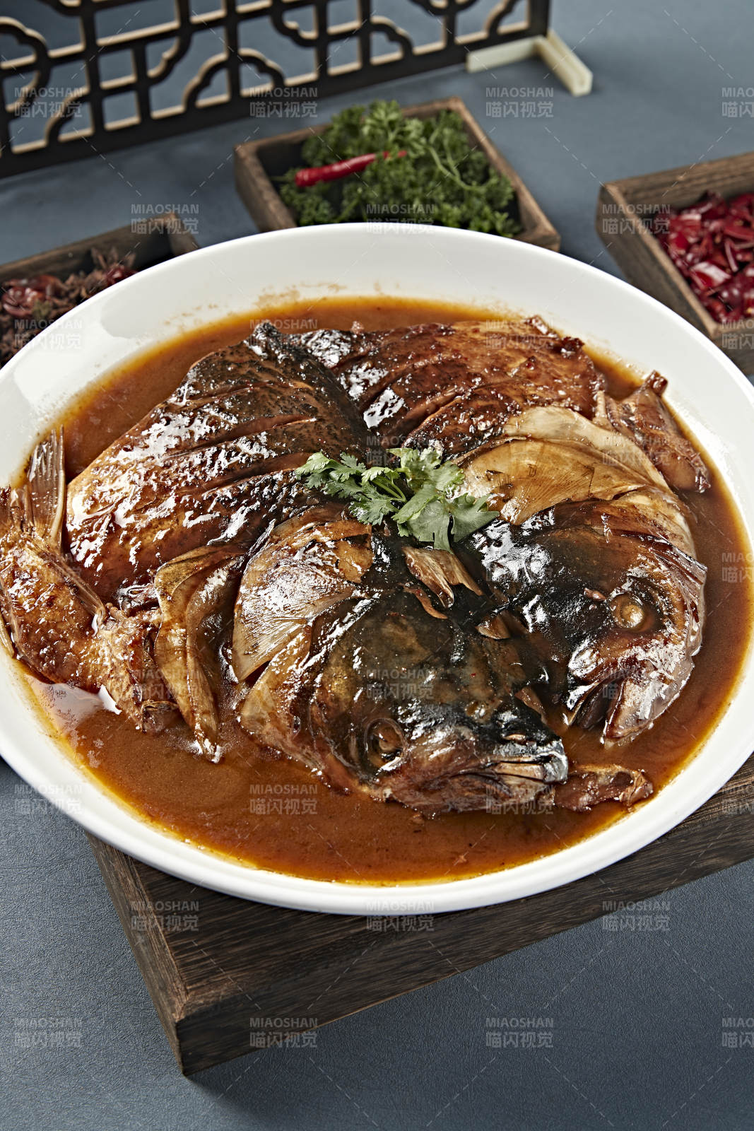 京味酱炖野生胖鱼头图片