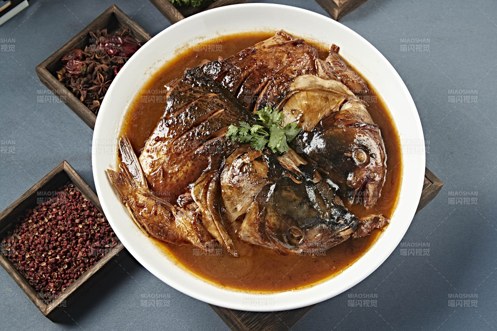 京味酱炖野生胖鱼头图片
