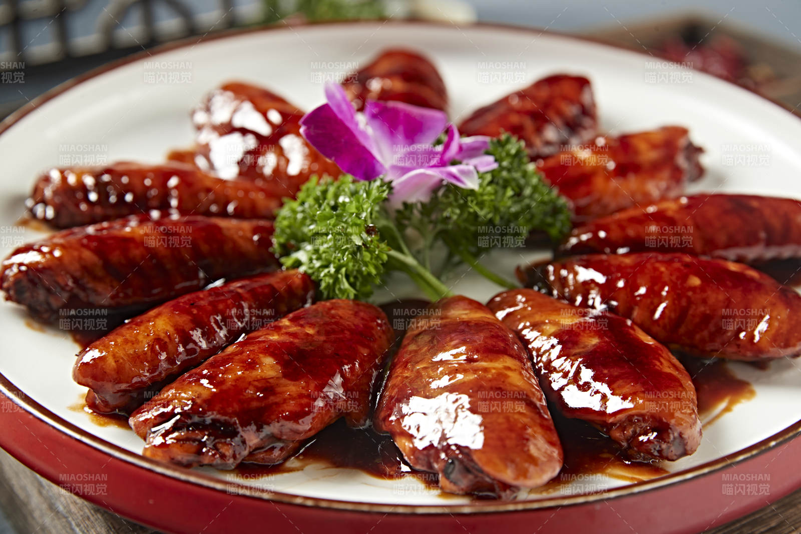 美味酱烧鸡翅中图片