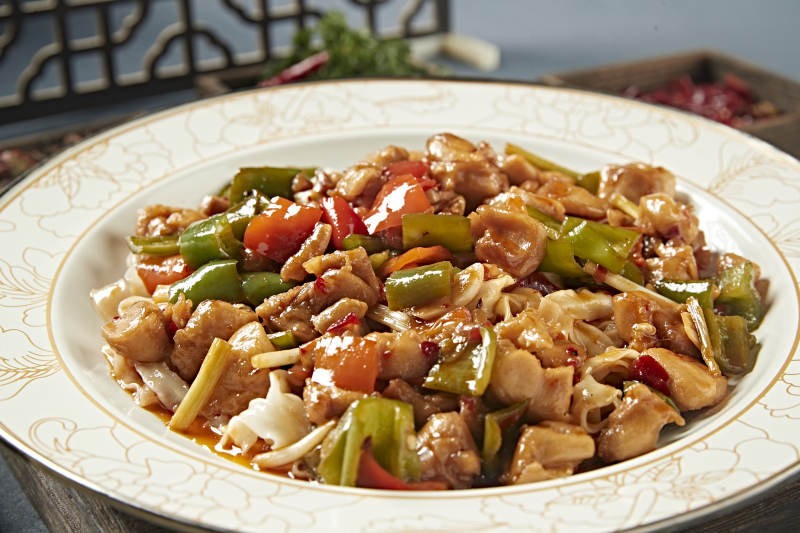 新疆风味美食辣椒烧鸡块盖面图片