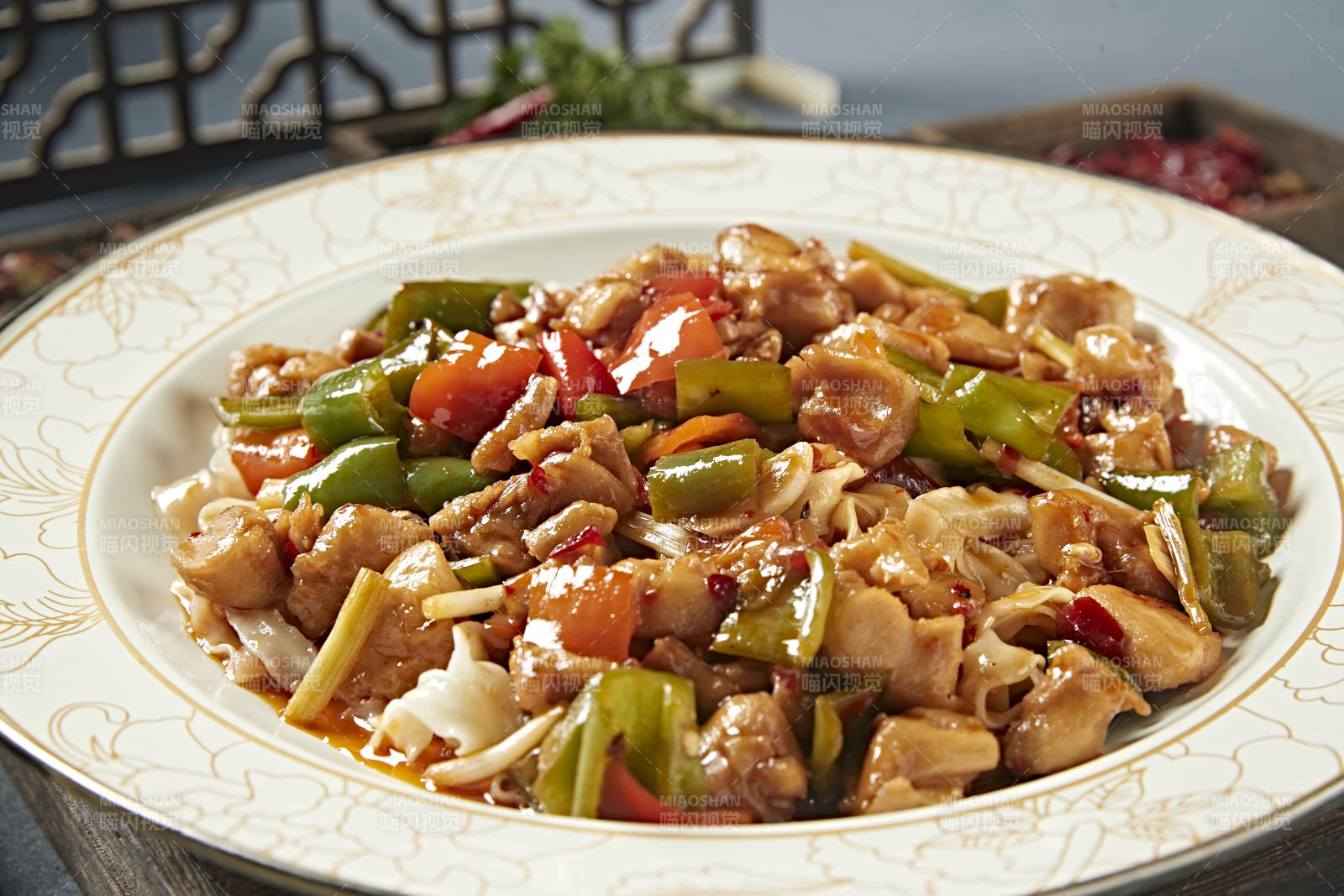 新疆风味美食辣椒烧鸡块盖面图片