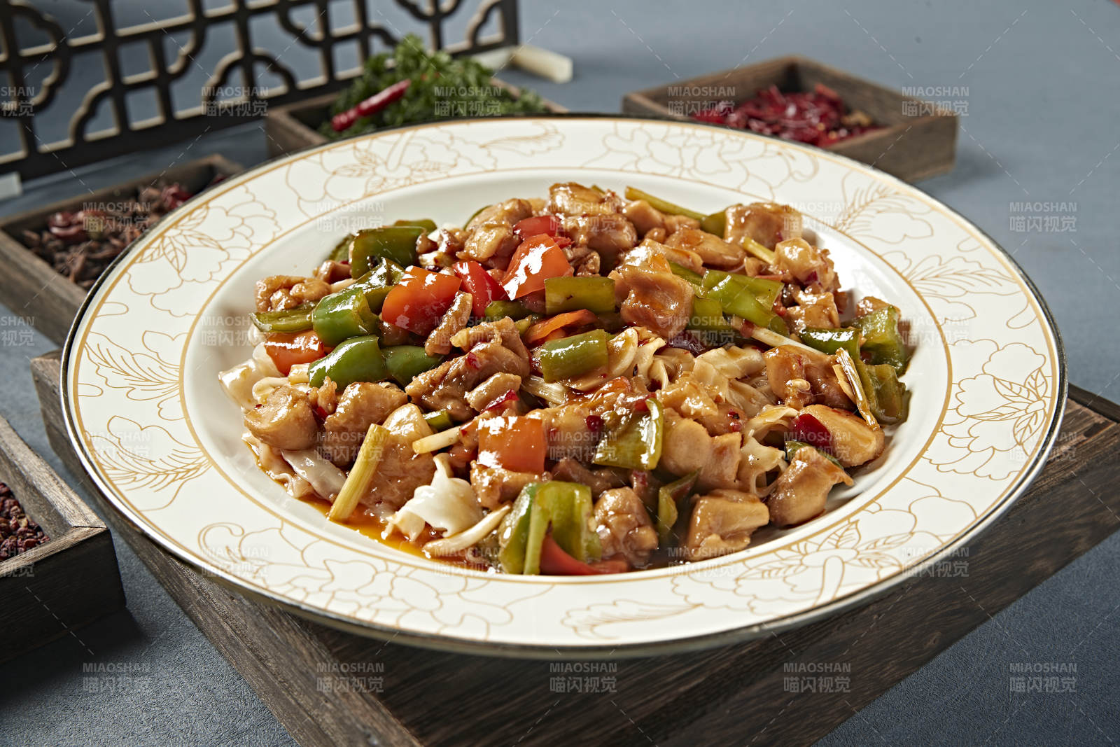 新疆风味美食辣椒烧鸡块盖面图片