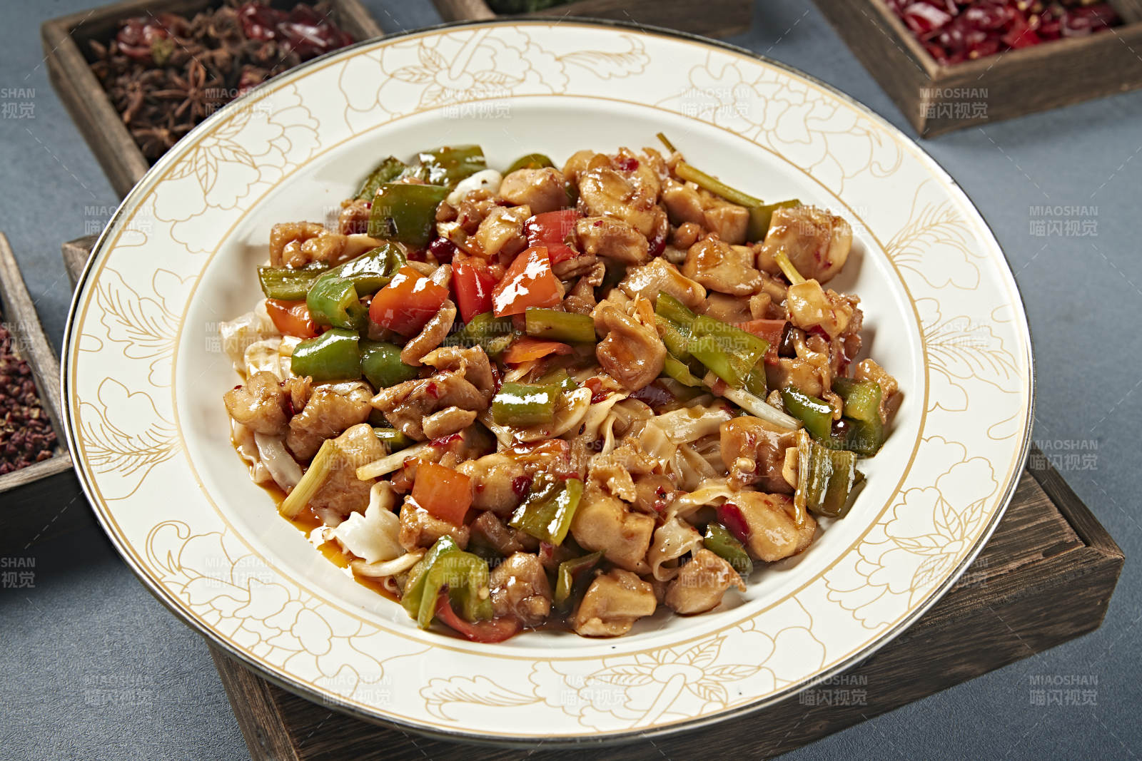 新疆风味美食辣椒烧鸡块盖面图片