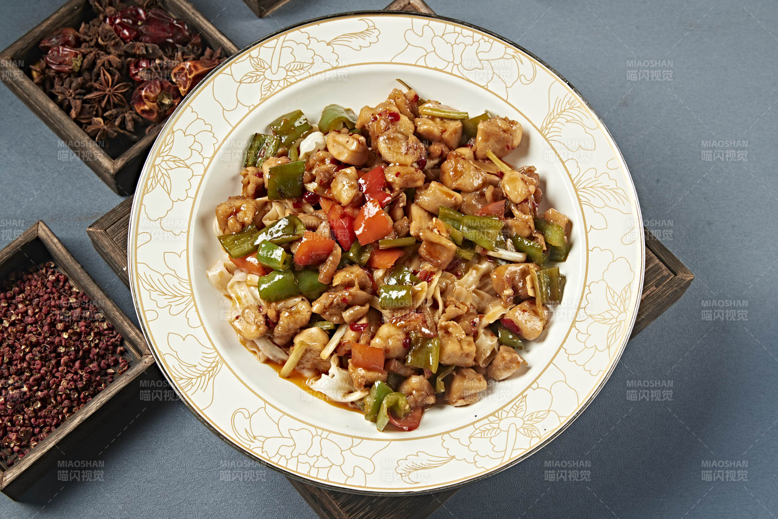 新疆风味美食辣椒烧鸡块盖面图片