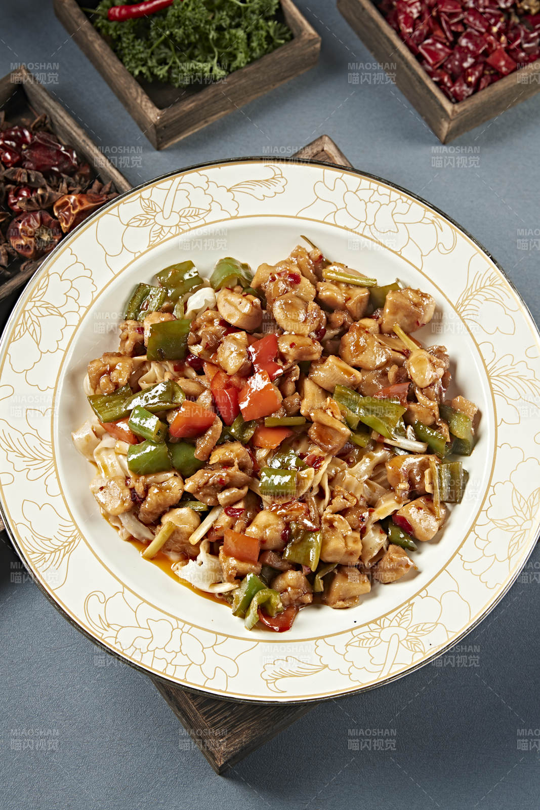 新疆风味美食辣椒烧鸡块盖面图片