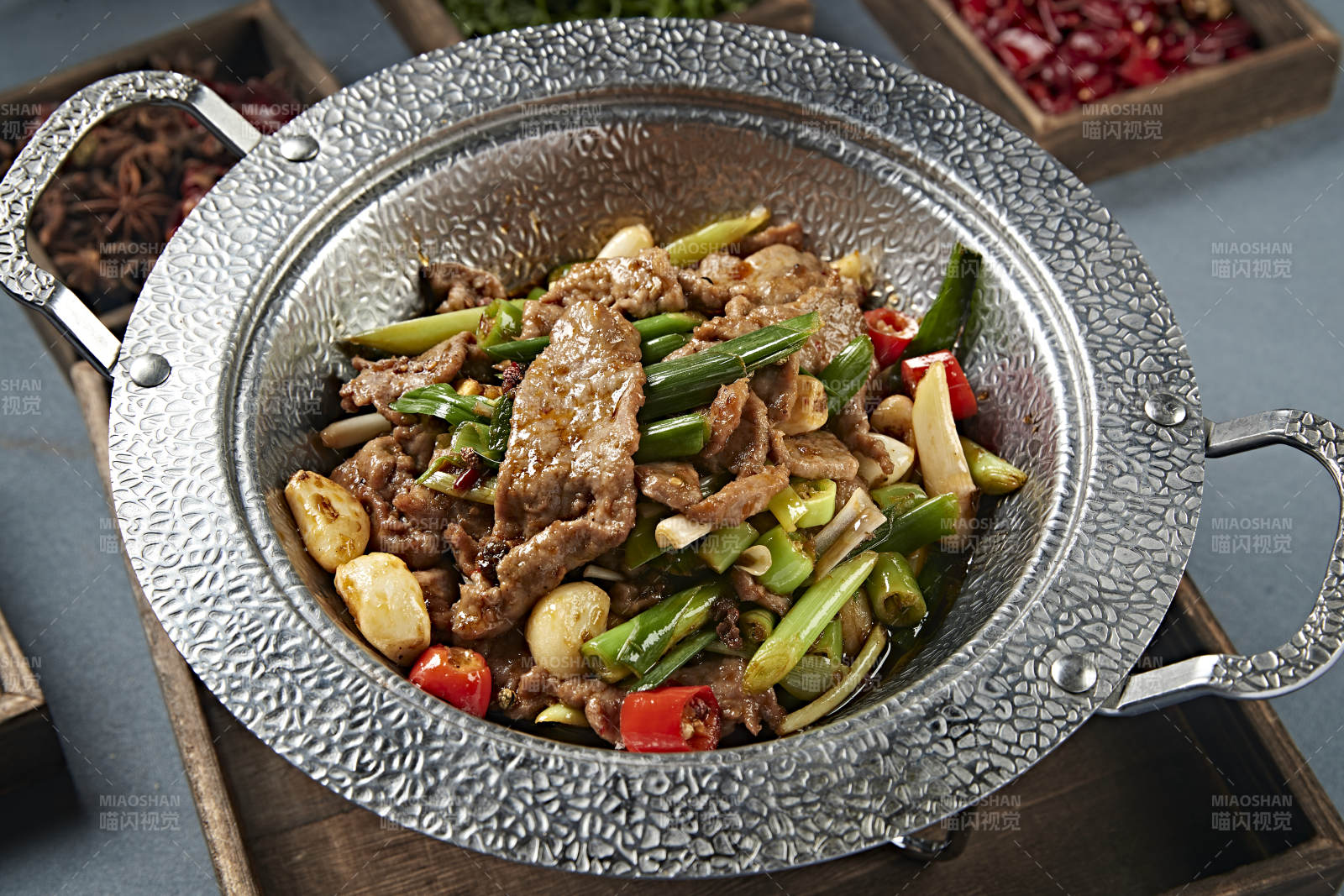 香锅蒜子蒜薹米椒烩黄牛肉图片