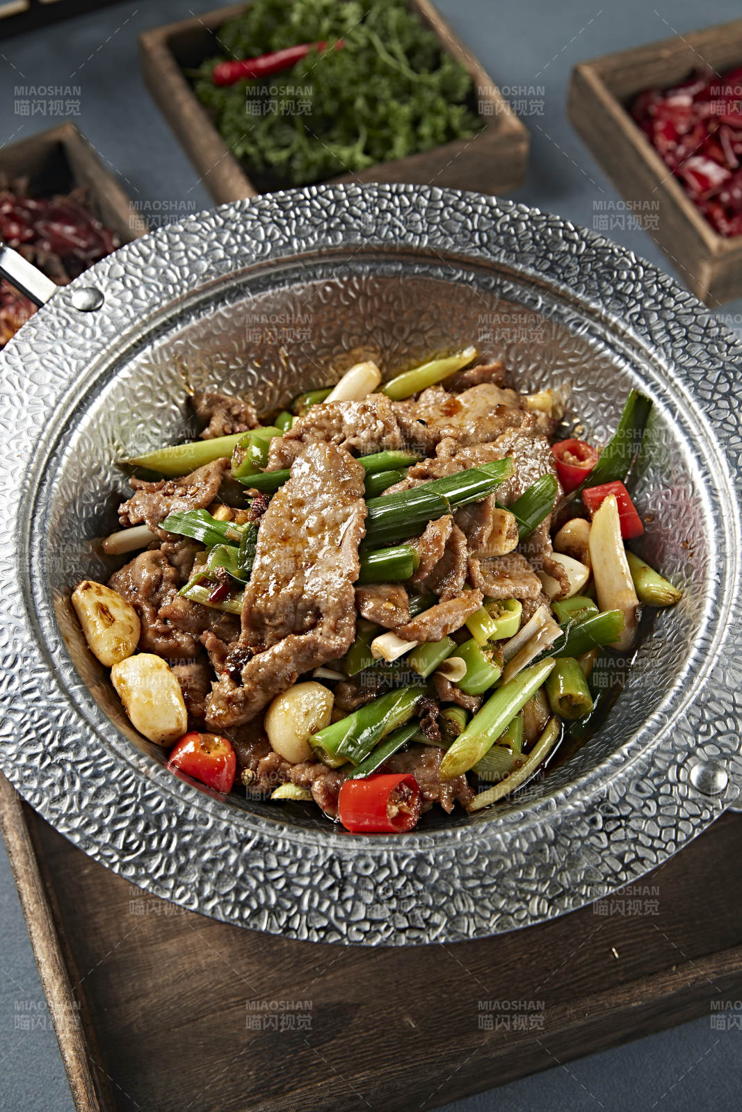 香锅蒜子蒜薹米椒烩黄牛肉图片