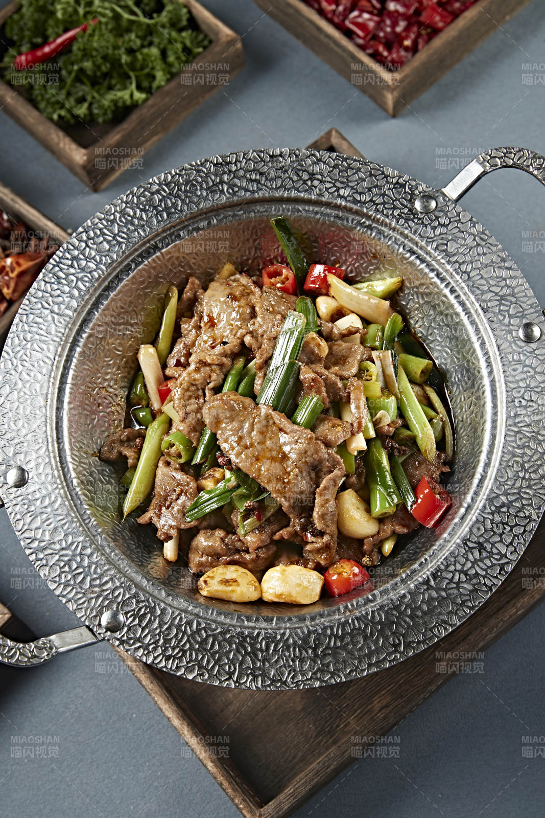 香锅蒜子蒜薹米椒烩黄牛肉图片