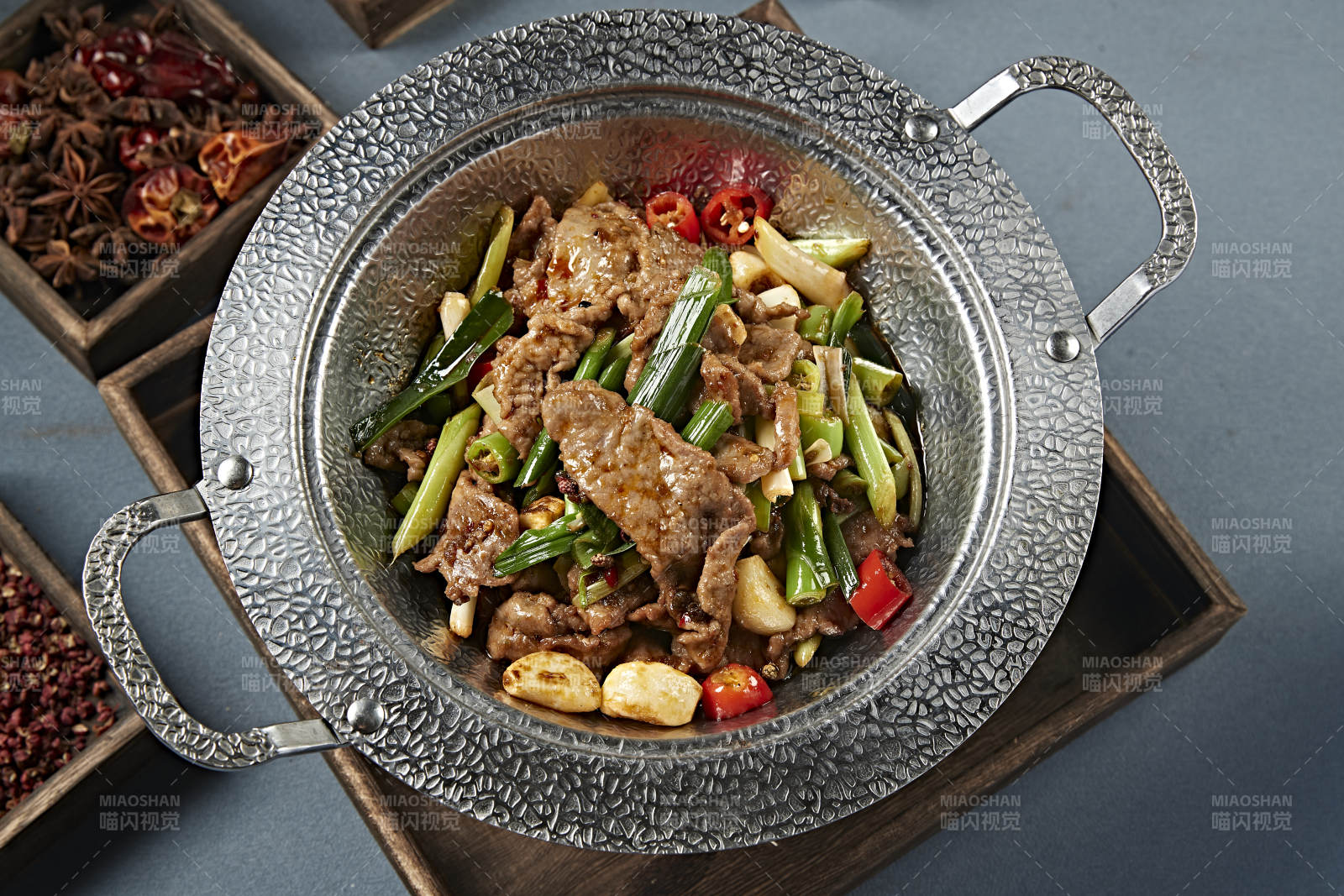 香锅蒜子蒜薹米椒烩黄牛肉图片