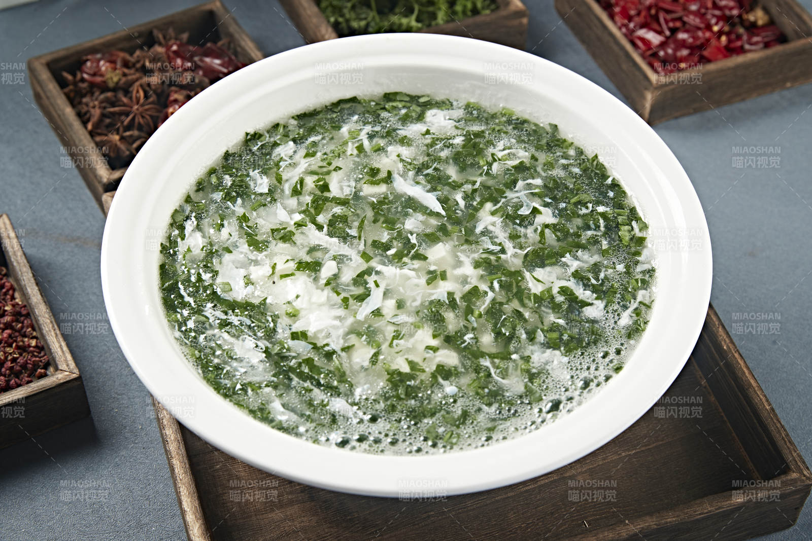 白色圆形汤瓷盆装的乌鱼蛋花汤图片