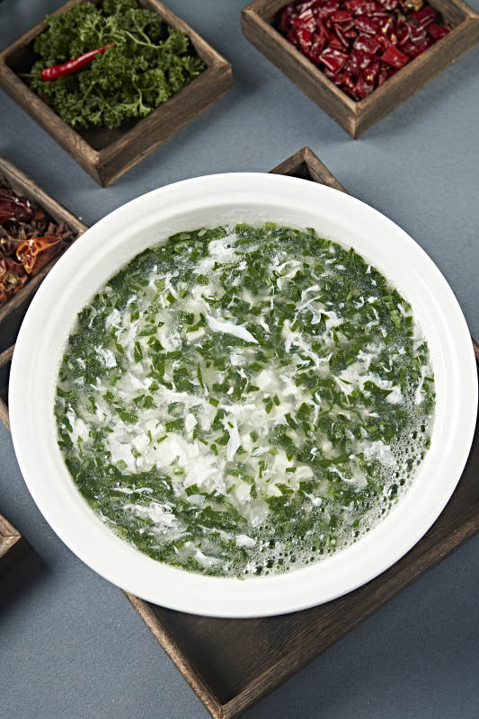 白色圆形汤瓷盆装的乌鱼蛋花汤图片