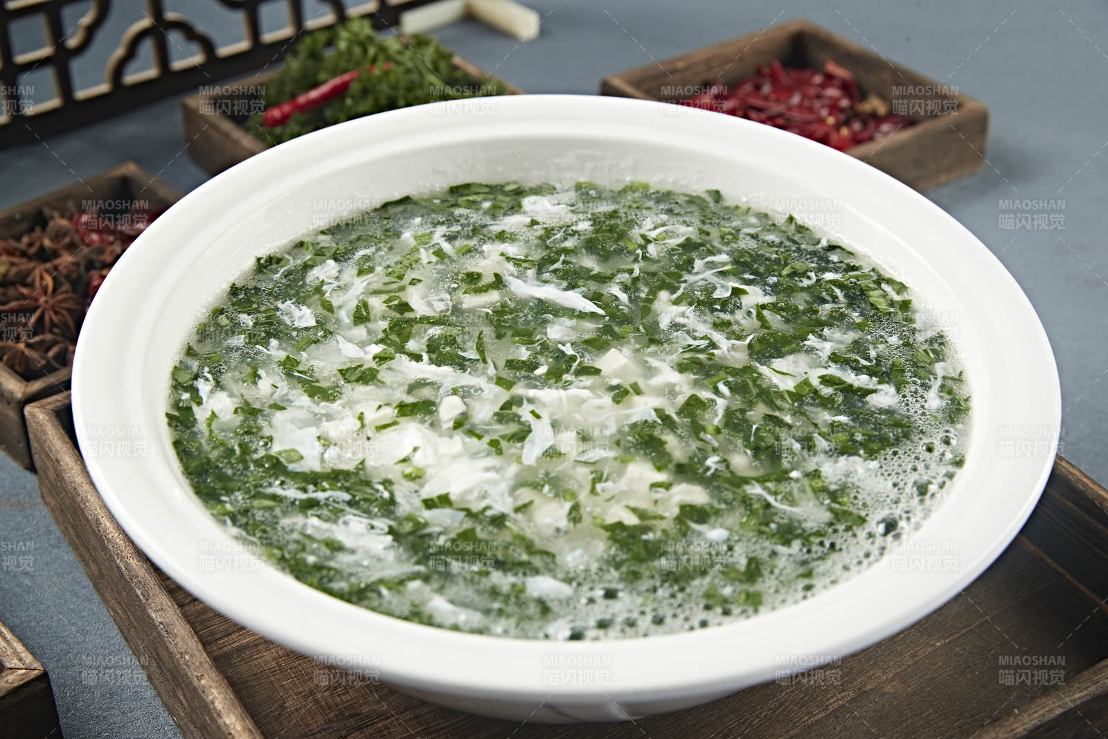 白色圆形汤瓷盆装的乌鱼蛋花汤图片