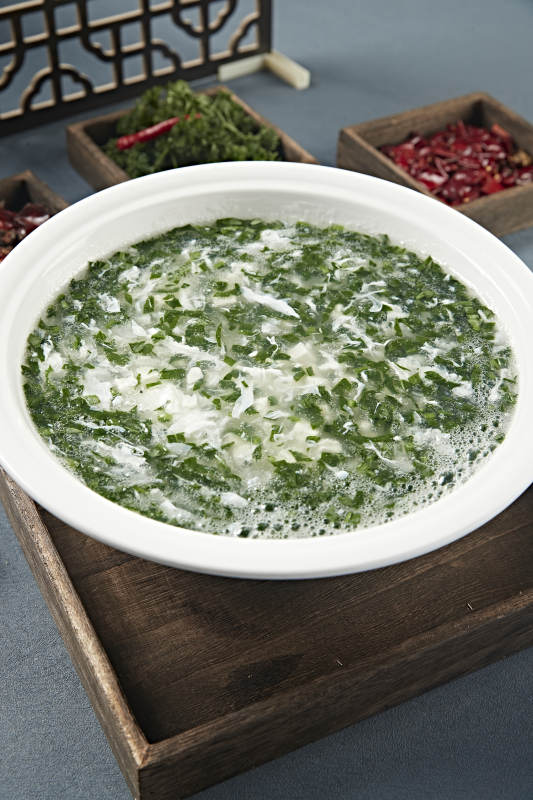 白色圆形汤瓷盆装的乌鱼蛋花汤图片