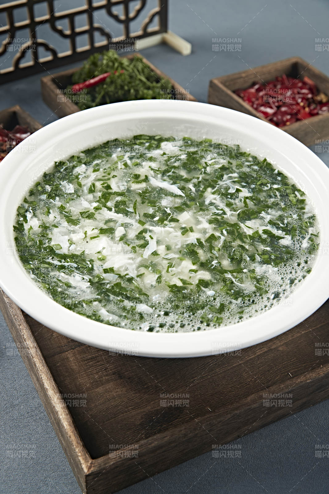 白色圆形汤瓷盆装的乌鱼蛋花汤图片