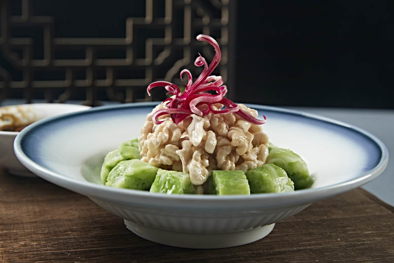 蘸汁卤香桃仁配菜卷图片